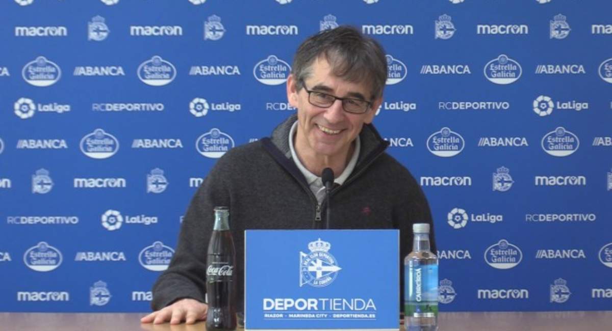 Fernando Vázquez en rueda de prensa. (Deportivo de la Coruña)