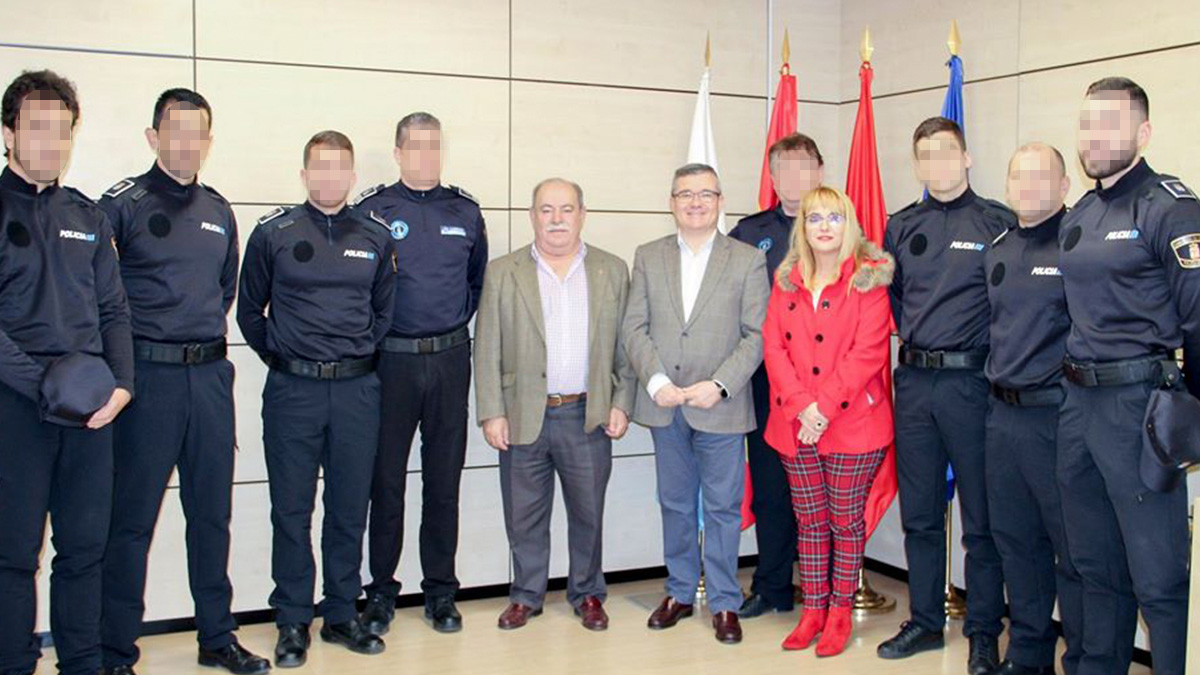 El alcalde de Arganda del Rey junto a los seis nuevos policías locales.