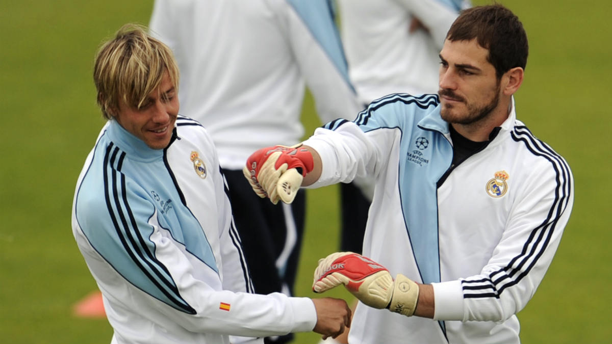 Casillas y Guti bromean en un entrenamiento con el Real Madrid. (AFP)