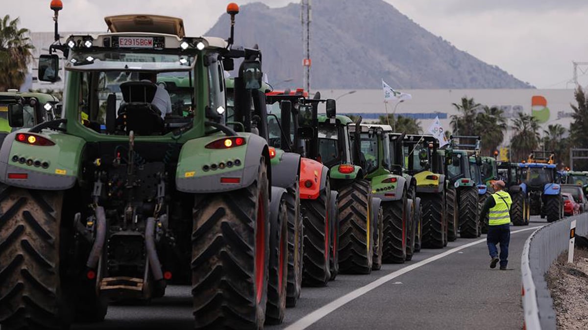 Una fila de agricultores en sus tractores