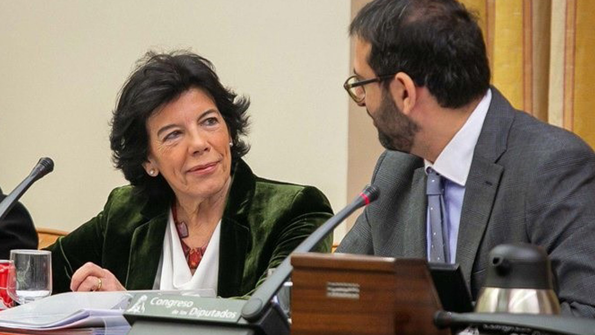 La ministra de Educación, Isabel Celaá, habla con el presidente de la Comisión parlamentaria correspondiente, el socialista Sergio Gutiérrez. Foto: EP