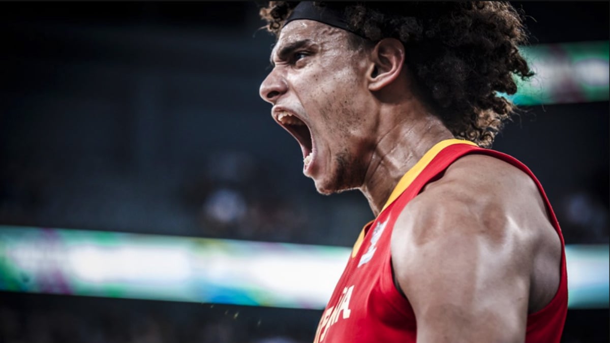 Sebas Saiz celebra un mate en Rumanía. (FIBA)