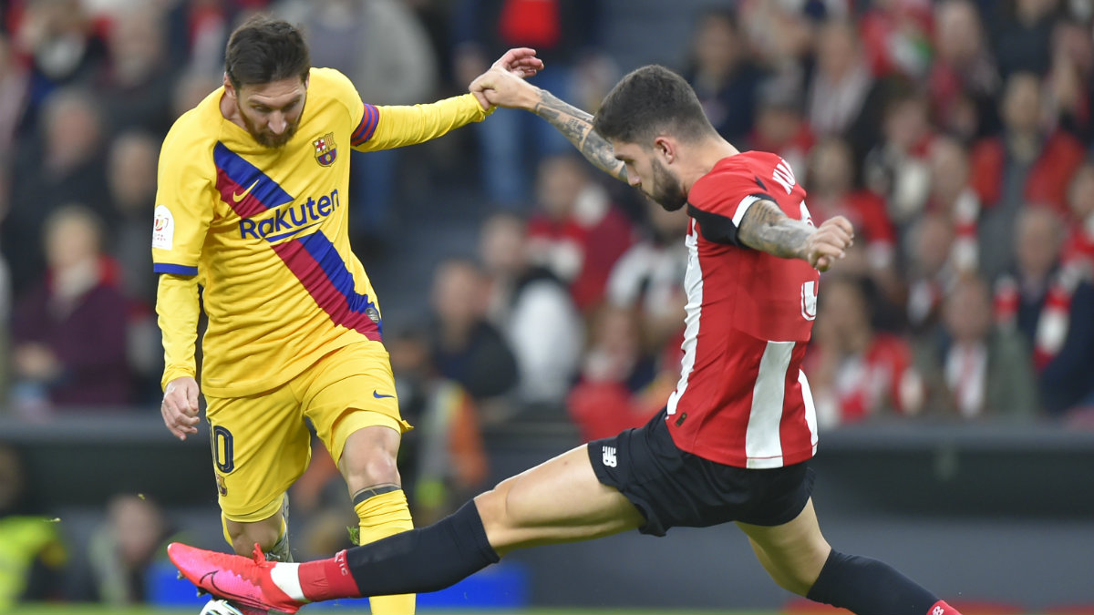 Unai Núñez frente a Messi. (AFP)