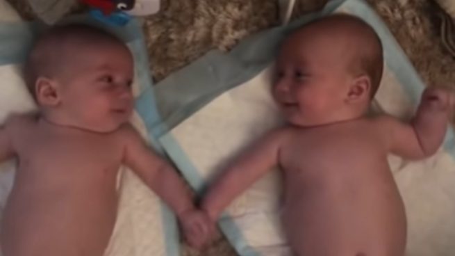 Facebook: Dos bebés gemelos hablan por primera vez entre ellos