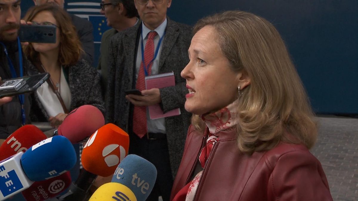 La vicepresidenta de Asuntos Económicos, Nadia Calviño, en declaraciones a los medios antes de participar en la reunión de ministros de Economía y Finanzas de la eurozona (Eurogrupo).