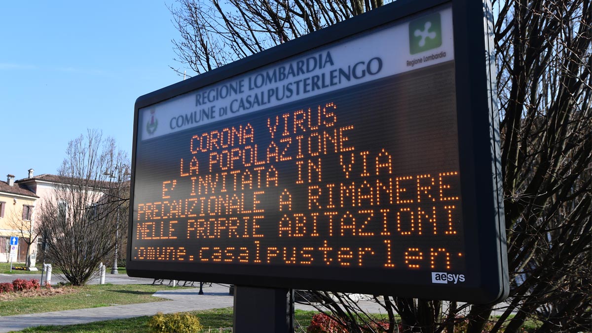 Señales de advertencia por el coronavirus en la Lombardía, Italia (Foto: AFP)