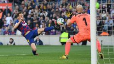 Rakitic en una acción ante el Eibar. (AFP)