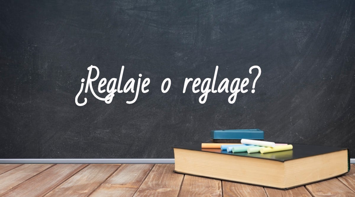 Se escribe reglaje o reglagechalk, space for school theme or text