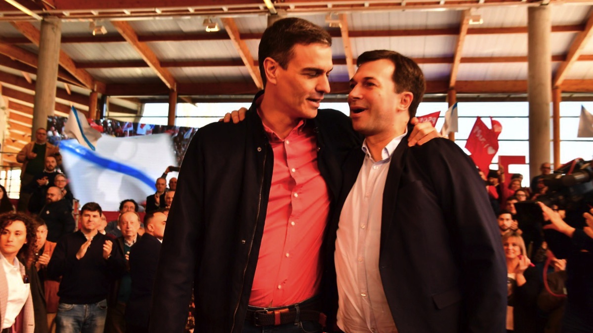Pedro Sánchez con Gonzalo Caballero este domingo en Galicia. (Foto. PSOE)