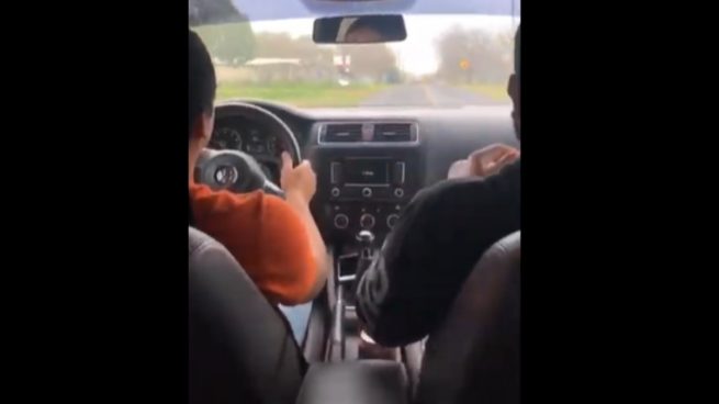 El nuevo reto viral de dar volantazos con el coche a ritmo de una canción