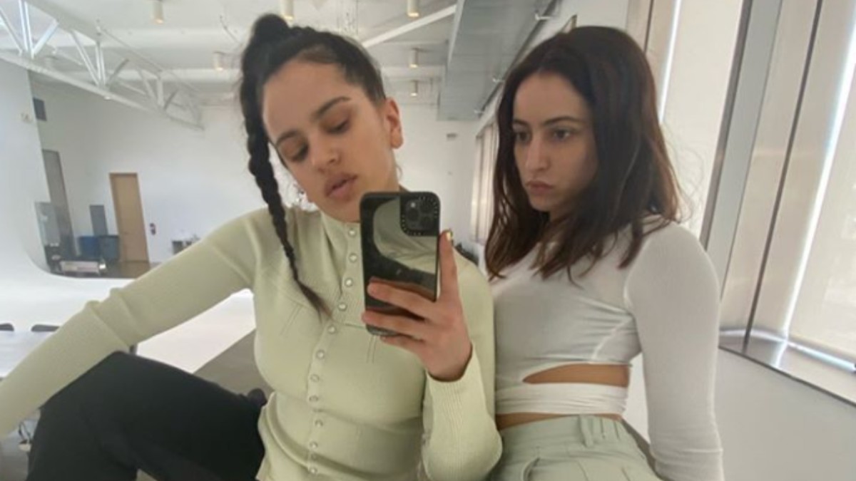 Instagram: Rosalía y su hermana se llevan un baño de masas con un selfie