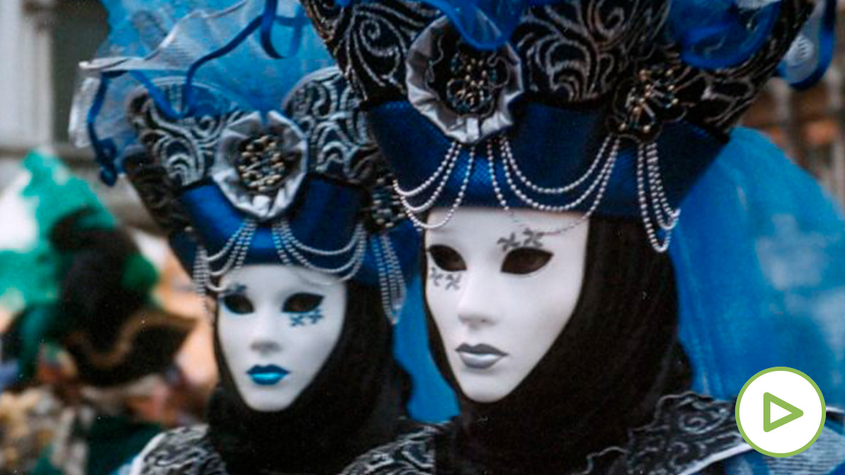 Dos personas con los clásicos disfraces del Carnaval de Venecia.