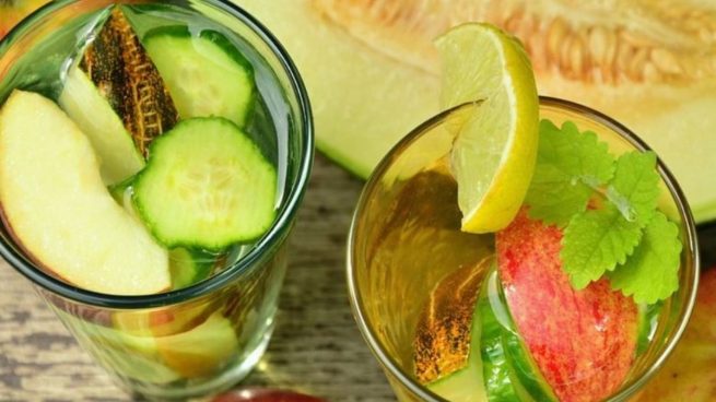 Muchos profesionales coinciden en señalar que beber agua con limón nada más levantarse puede reducir nuestro peso.