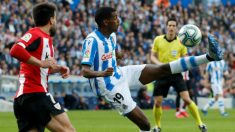 Alexander Isak con la Real Sociedad en un partido frente al Athletic. (EFE)