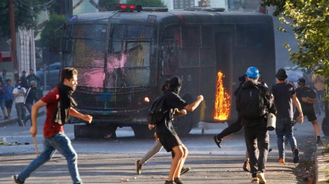 Al menos 20 policías heridos en las violentas protestas en el primer día del Festival de Viña del Mar en Chile