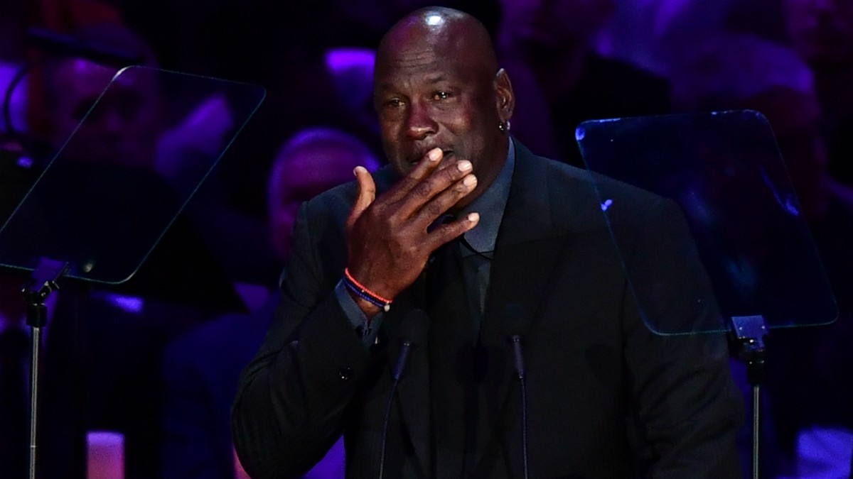 Michael Jordan rompió a llorar al hablar de Kobe Bryant. (AFP)
