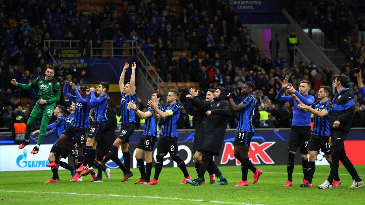 Los jugadores de la Atalanta celebran el triunfo con su afición. (Getty)