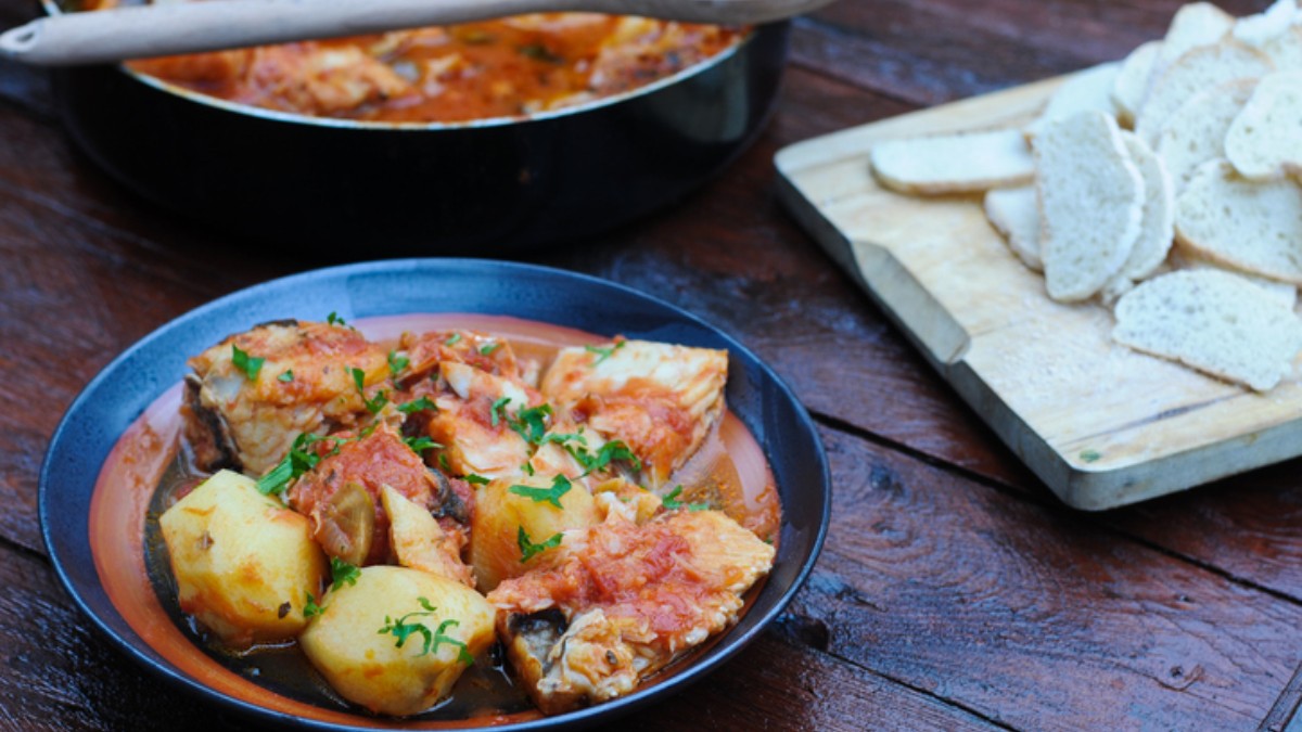 Patatas al curry con huevos y espinacas