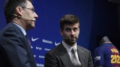 Piqué y Bartomeu, en un acto. (AFP)