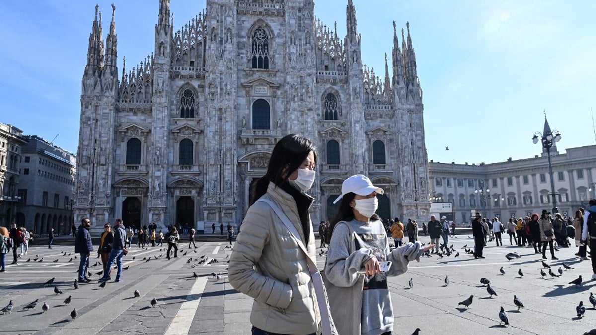 Dos personas pasean por la plaza la plaza del Duomo de Milán. Foto: AFP