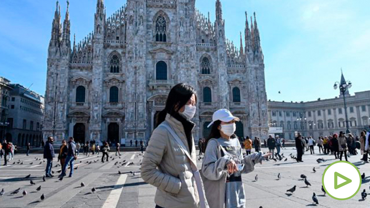 Dos personas pasean por la plaza la plaza del Duomo de Milán. Foto: AFP