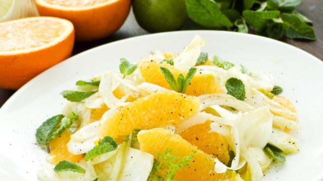 Receta de ensalada de cogollos, naranja, anchoas y queso fresco