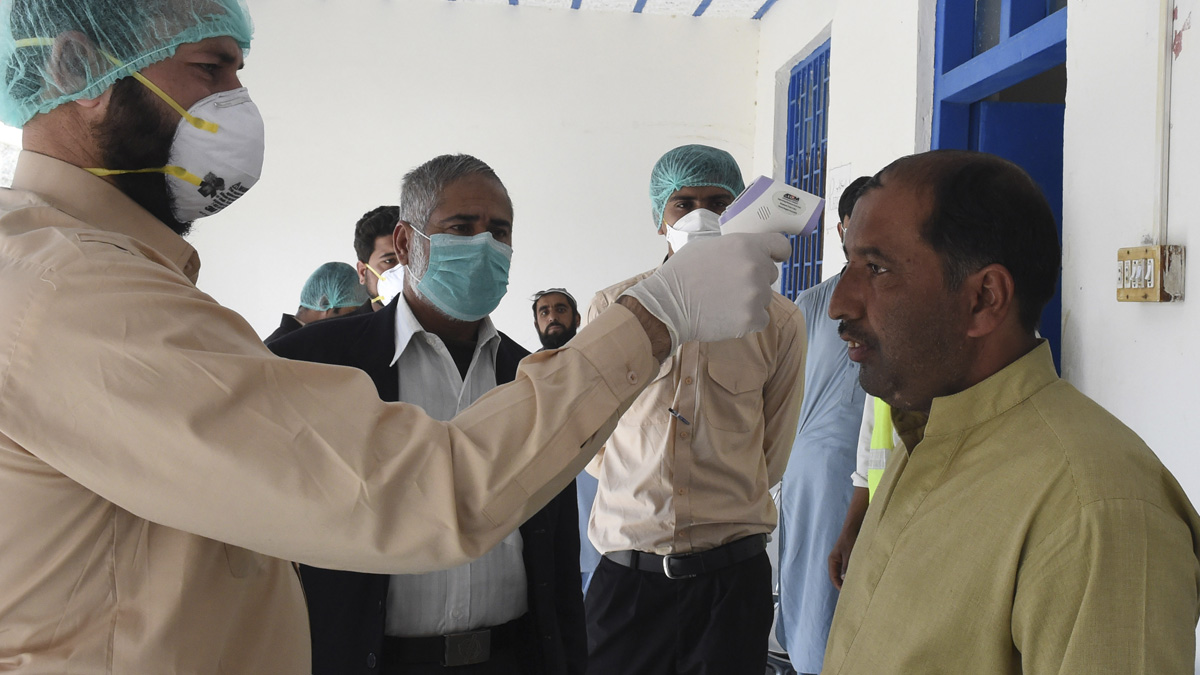 Ciudadanos iraníes se someten a controles médicos para controlar el brote de coronavirus en el país. Foto: AFP
