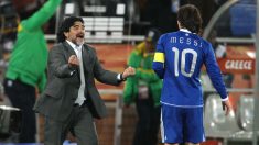Maradona y Messi juntos en un partido de Argentina. (Getty)