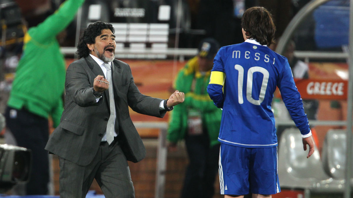 Maradona y Messi juntos en un partido de Argentina. (Getty)