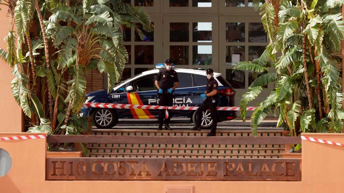 Miembros de la Policía Nacional custodian la entrada del hotel de Tenerife en cuarentena. Foto: EP