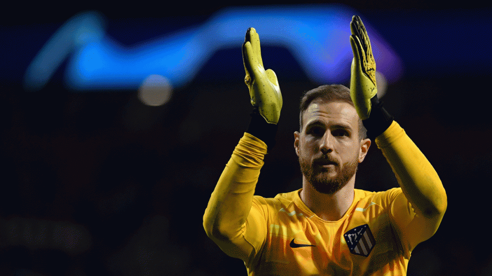 Oblak aplaude hacia la grada tras la victoria del Atlético al Liverpool (AFP)