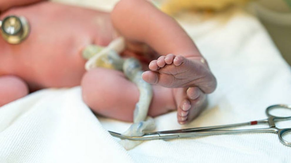 Madre Cortando Las Uñas De Su Bebé Recién Nacido Con Tijeras De