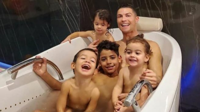 Instagram: La polémica foto de Cristiano Ronaldo con sus hijos bañándose