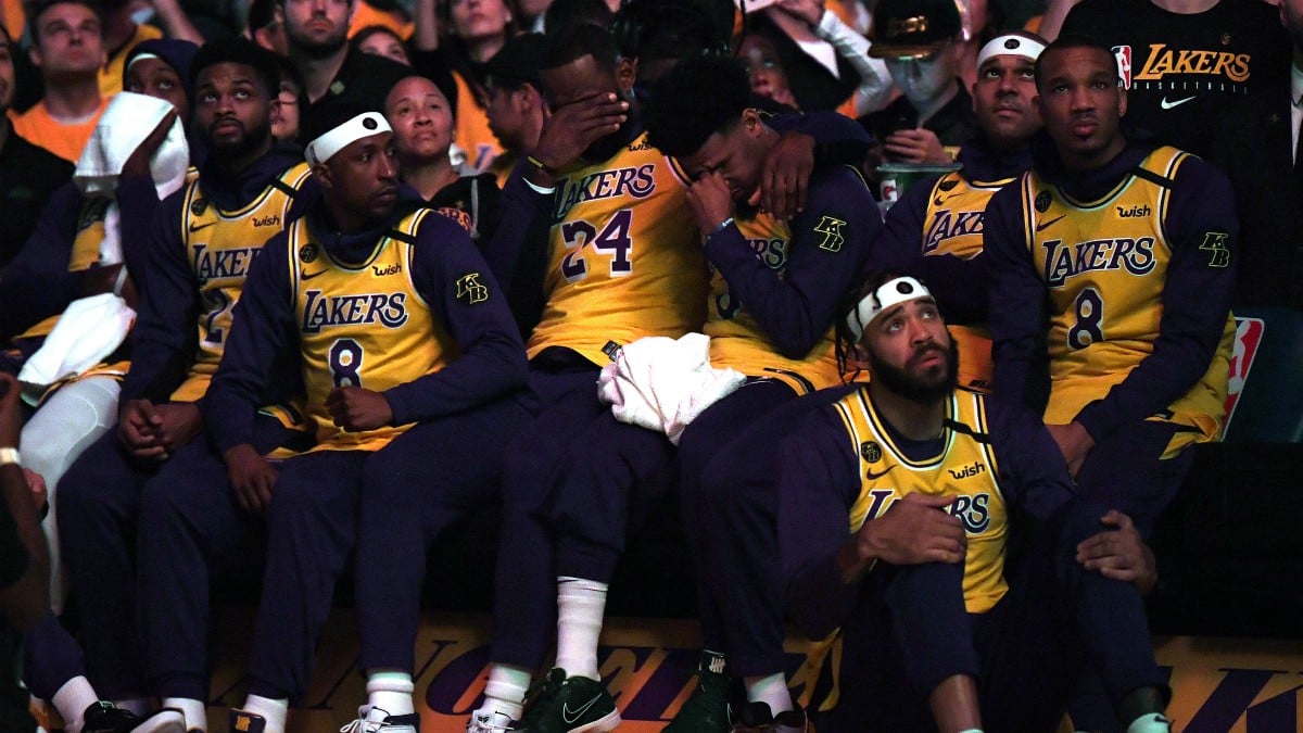 Los jugadores de Los Lakers durante un homenaje a Kobe Bryant. (Getty)