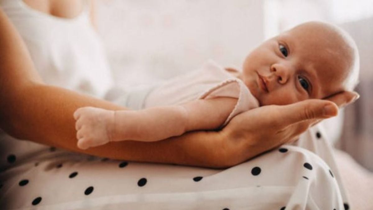 Los motivos por los que suda la cabeza del bebé cuando toma el pecho