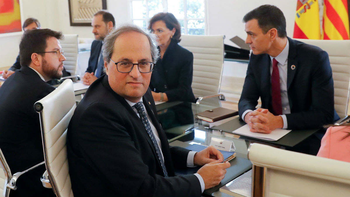 Quim Torra en la mesa de negociación con Pedro Sánchez en La Moncloa. (Foto: EFE)