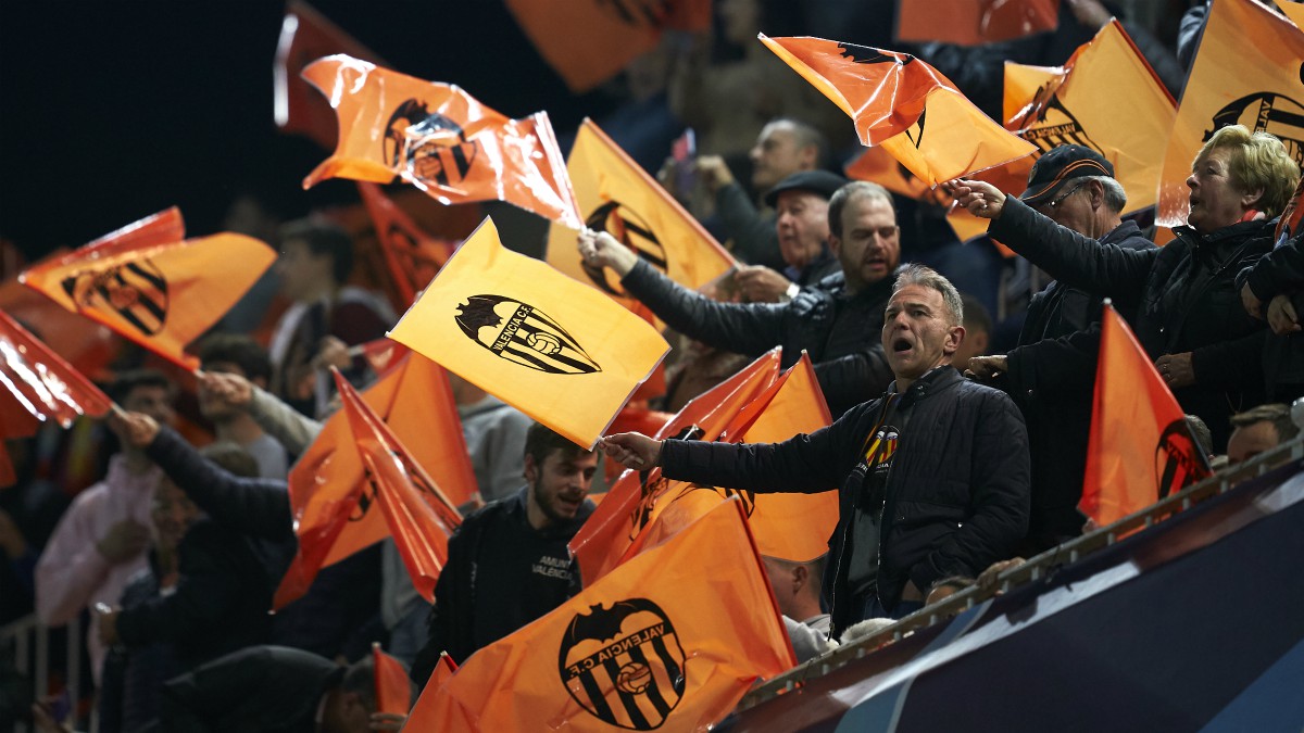 Aficionados del Valencia durante un partido de su equipo en Champions. (Getty)