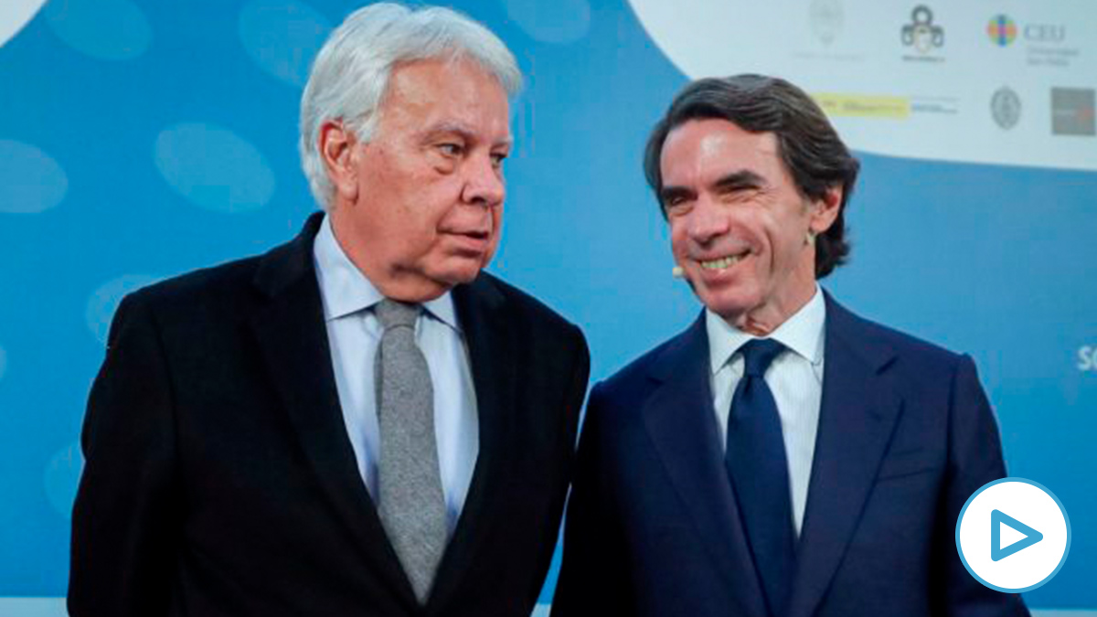 Felipe González y José María Aznar en un debate en el I Congreso Nacional de la Sociedad Civil. (Foto: EFE)