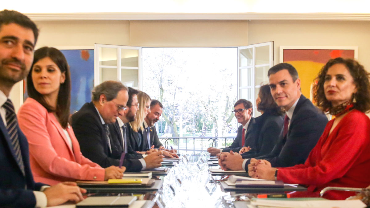 Primera reunión de la mesa de diálogo encabezada por el presidente del Gobierno, Pedro Sánchez (2d), y el jefe de la Generalitat, Quim Torra (3i), el pasado febrero. (Foto: EP)