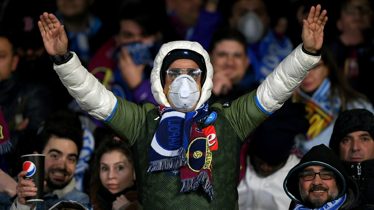 Aficionados con mascarilla durante el Nápoles-Barcelona. (Getty)