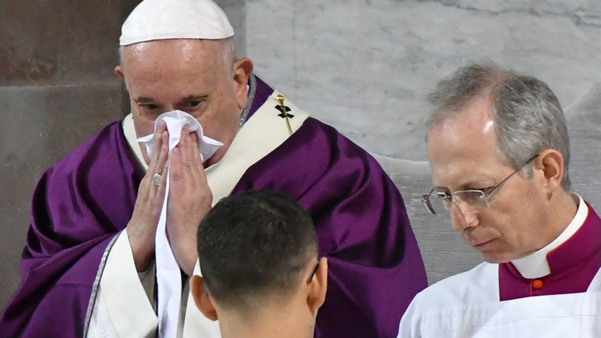 El Papa Francisco sonándose los mocos durante la misa de Miércoles de Ceniza en el Vaticano. Foto: AFP