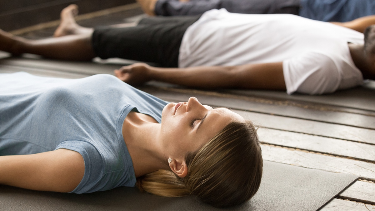 El yoga nidra es una de las variantes más relajantes del yoga