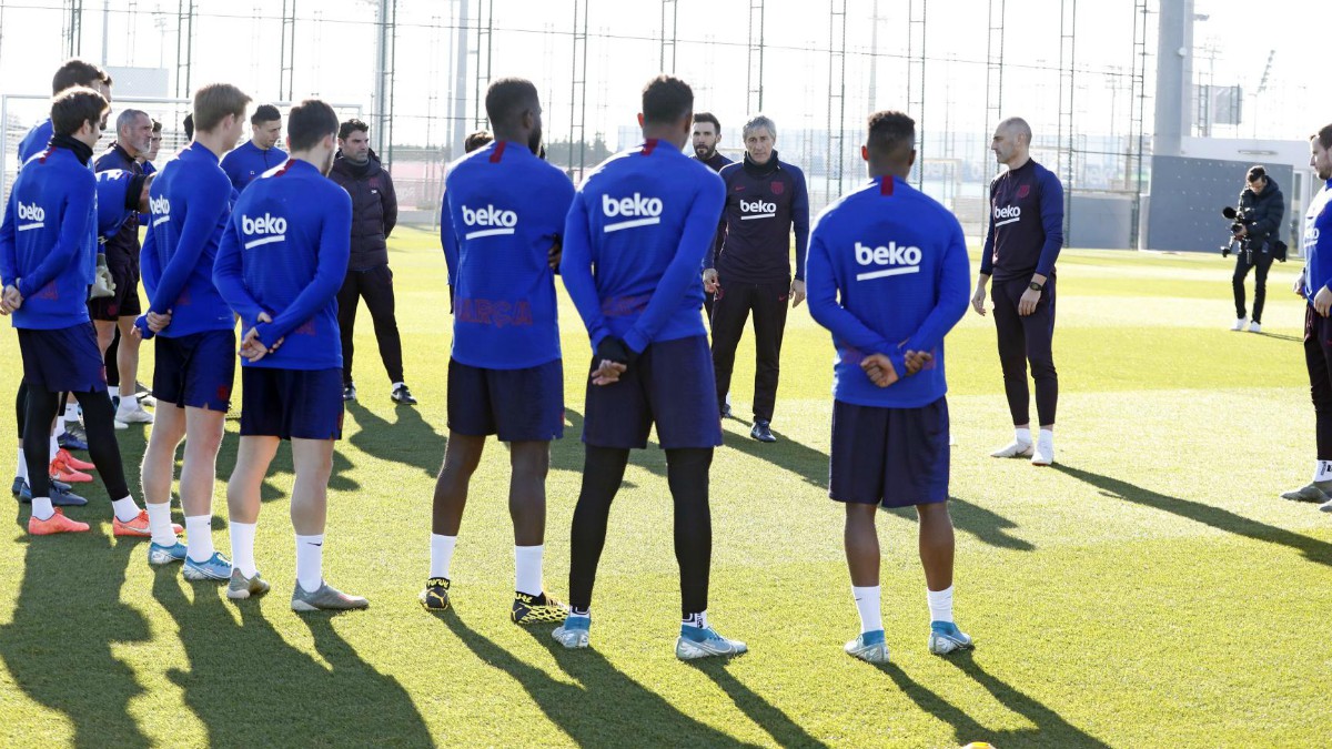 Setién charla con los jugadores antes de un entrenamiento. (FCBarcelona)