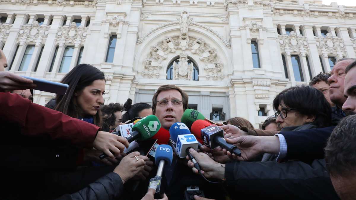 El alcalde de Madrid, José Luis Martínez-Almeida, atiende a los medios tras el minuto de silencio convocado por el Ayuntamiento como muestra de repulso y condena del asesinato por violencia de género ocurrido en el municipio madrileño de Fuenlabrada. Foto: EP