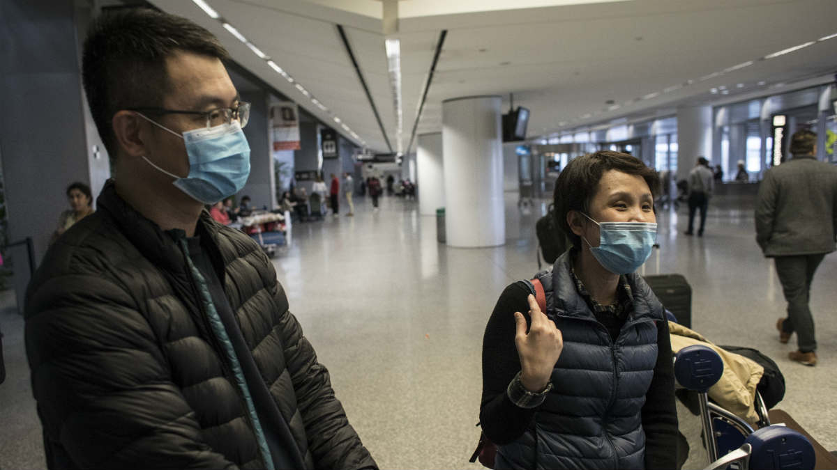 Una pareja con mascarillas en China.