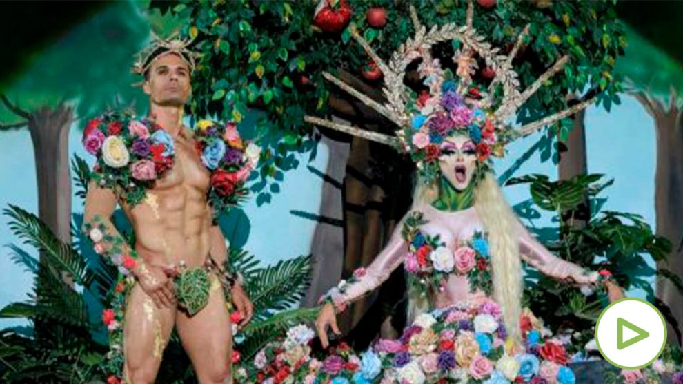 Drag Sethlas, con la fantasía ‘Si la tentación es hermosa imagínate el pecado’. Foto: EFE