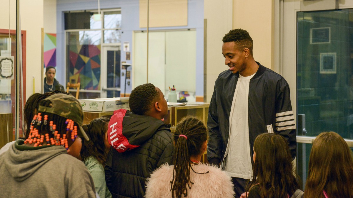 CJ McCollum en un acto con niños. (Getty)