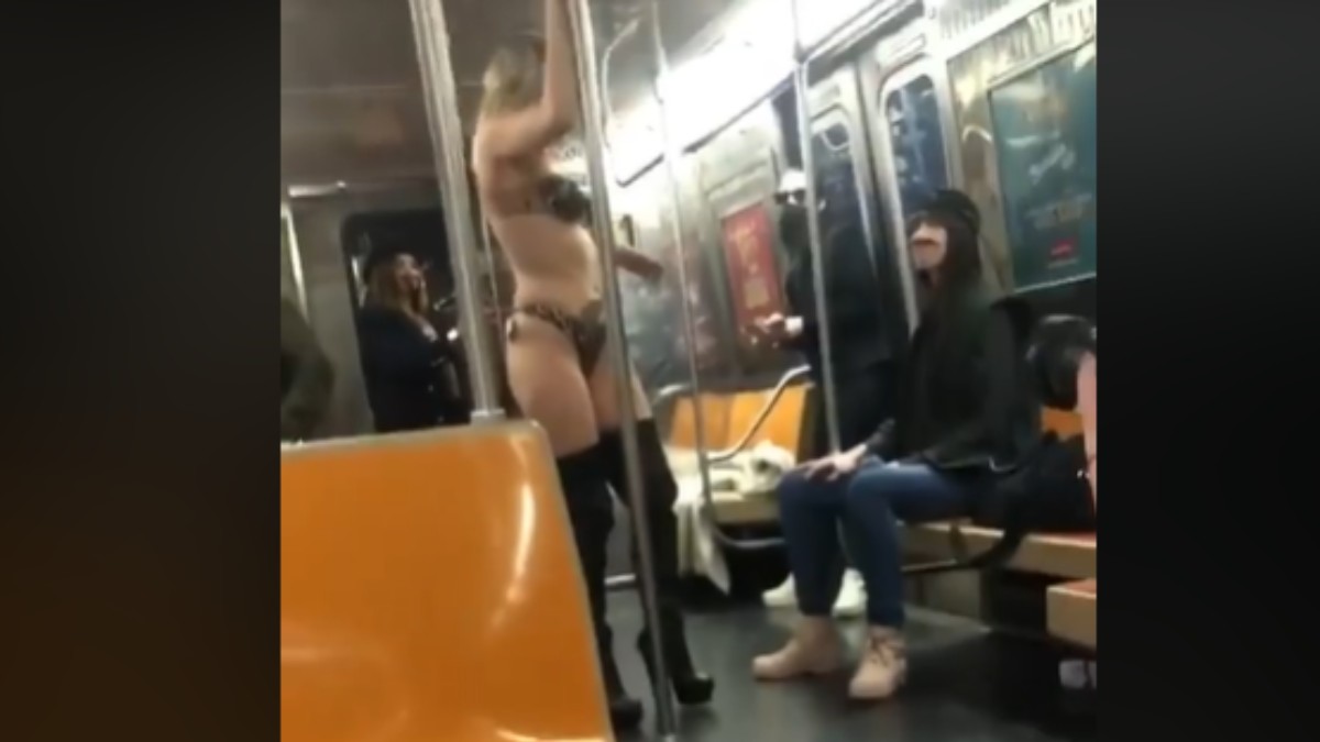 Facebook: Una stripper se gana un sobresueldo en un vagón de metro