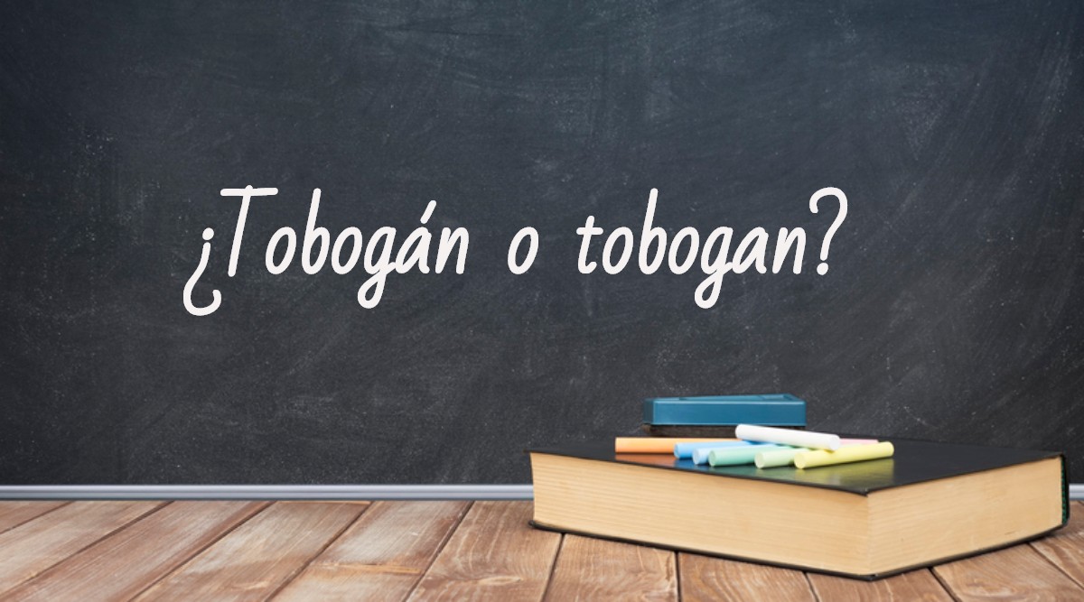 Se escribe tobogán o tobogan
