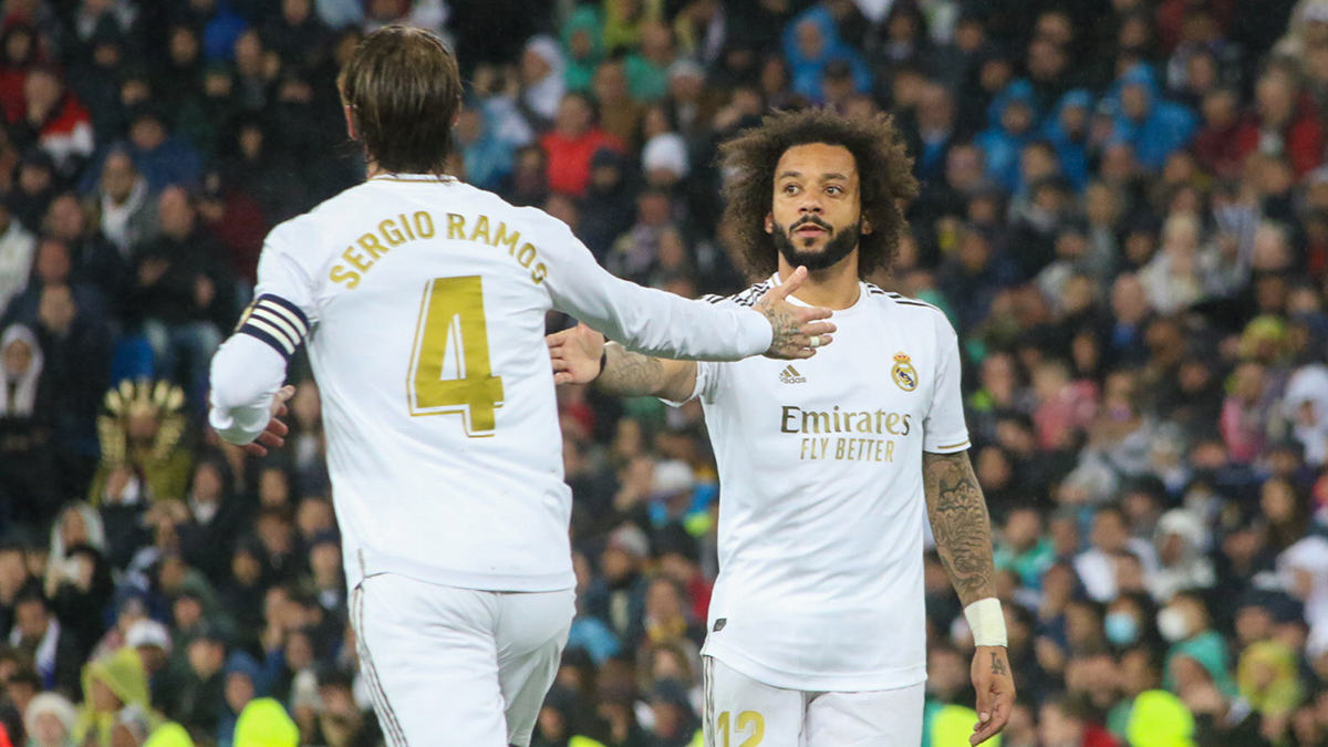 Sergio Ramos y Marcelo se saludan durante el Real Madrid-Barcelona. (Juanma Yela)